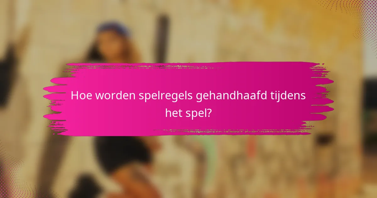 Hoe worden spelregels gehandhaafd tijdens het spel?